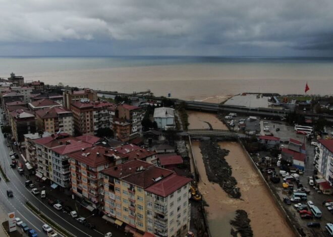 Rize’de denizin rengi değişti